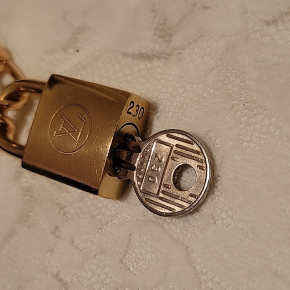 LV #230 lock and key with chain - Picture 2 of 6